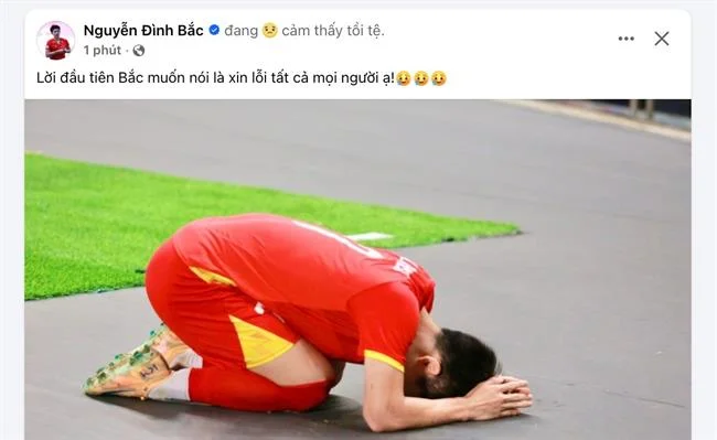 Bàn Blackjack trực tuyến với các lá bài được chia bởi người chia bài chuyên nghiệp.